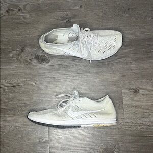 Nike Men’s Light Gray Knit Sneakers Size 9.5